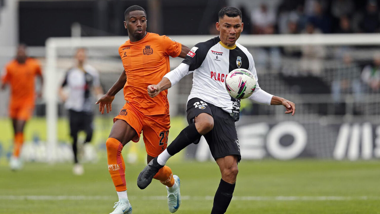 Cláudio Falcão em ação pelo Farense