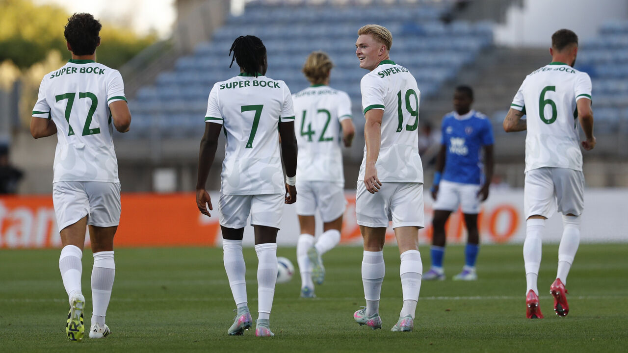 Jogadores do Sporting festejam o único golo apontado ao Sunderland