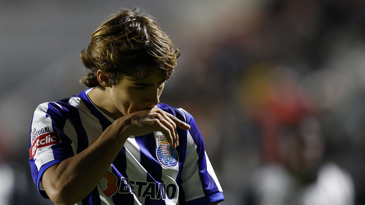 Rodrigo Mora lamenta a entrega da camisola '10' a Gabri Veiga.
