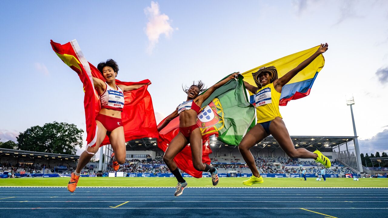Atletas celebram com bandeiras de China, Portugal e Colômbia nos Jogos Mundiais Universitários, na Alemanha
