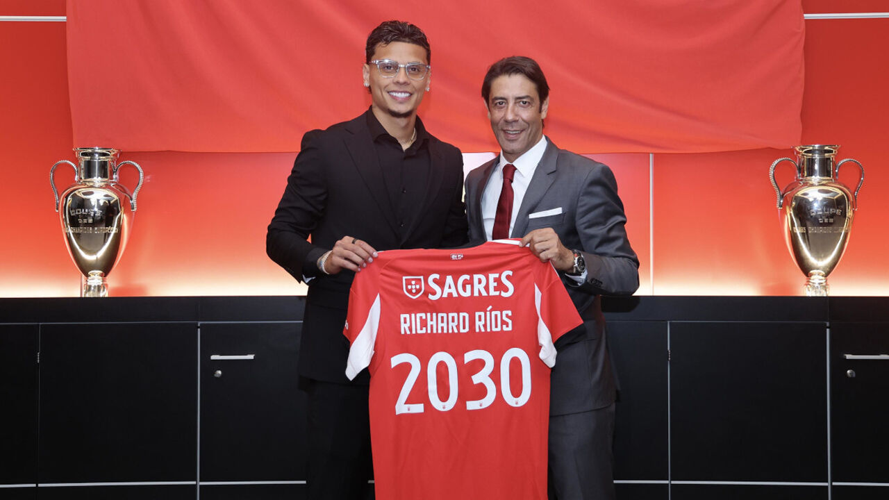 Richard Ríos oficializado no Benfica
