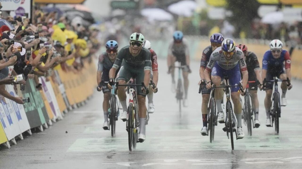 Milan vence etapa do Tour, após escapar de queda