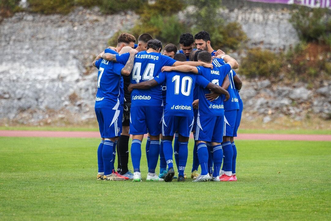 Equipa de futebol do Amora abraçada após aquisição por Orla Investimentos