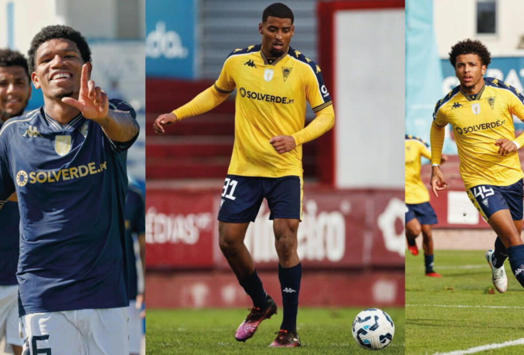 Jogadores do Estoril Praia em campo durante um jogo