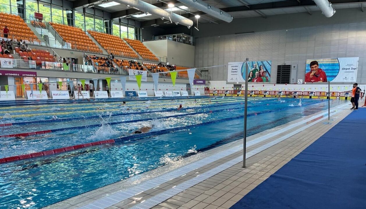 Competição nacional de natação em Coimbra com 705 nadadores