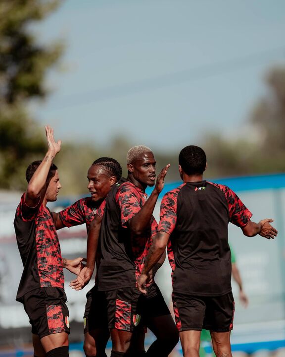 Jogadores celebram um golo durante uma partida
