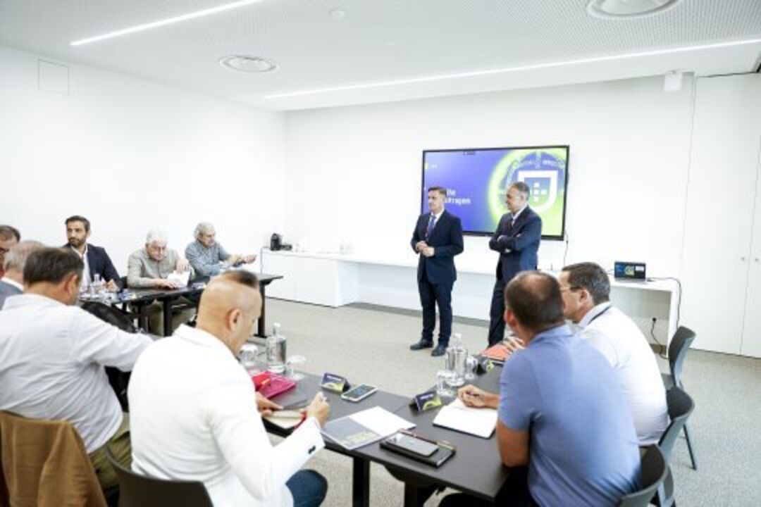 Reunião de trabalho com oradores em frente a ecrã