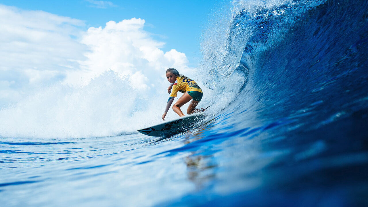 Kelia Gallinia compete no Tahiti Pro, em Teahupoo