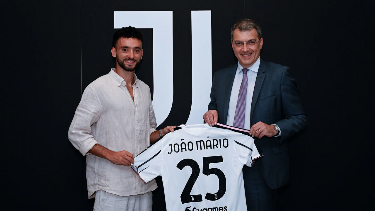 João Mário assina pela Juventus, vindo do FC Porto por 12 milhões de euros