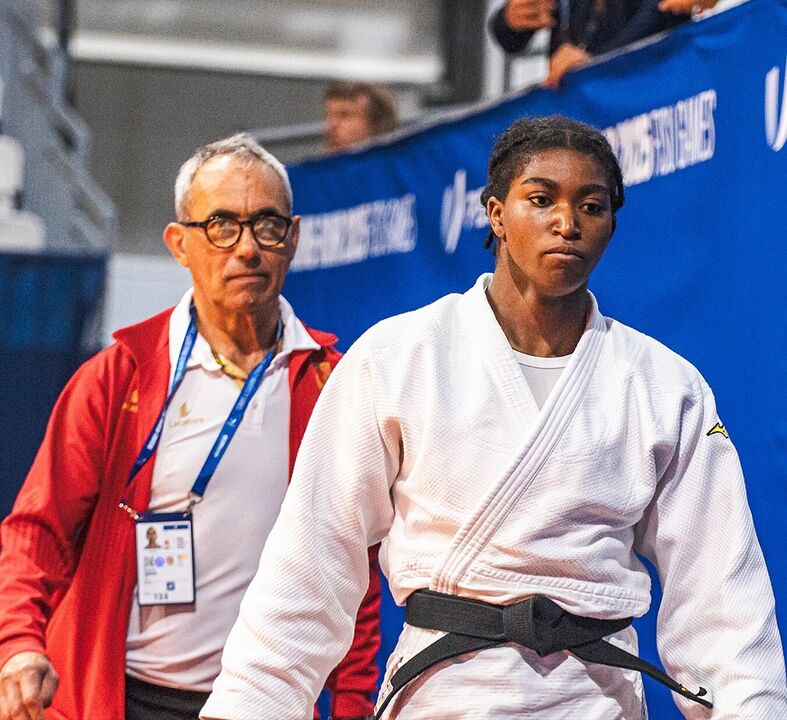 Atleta de judo e treinador presentes em competição