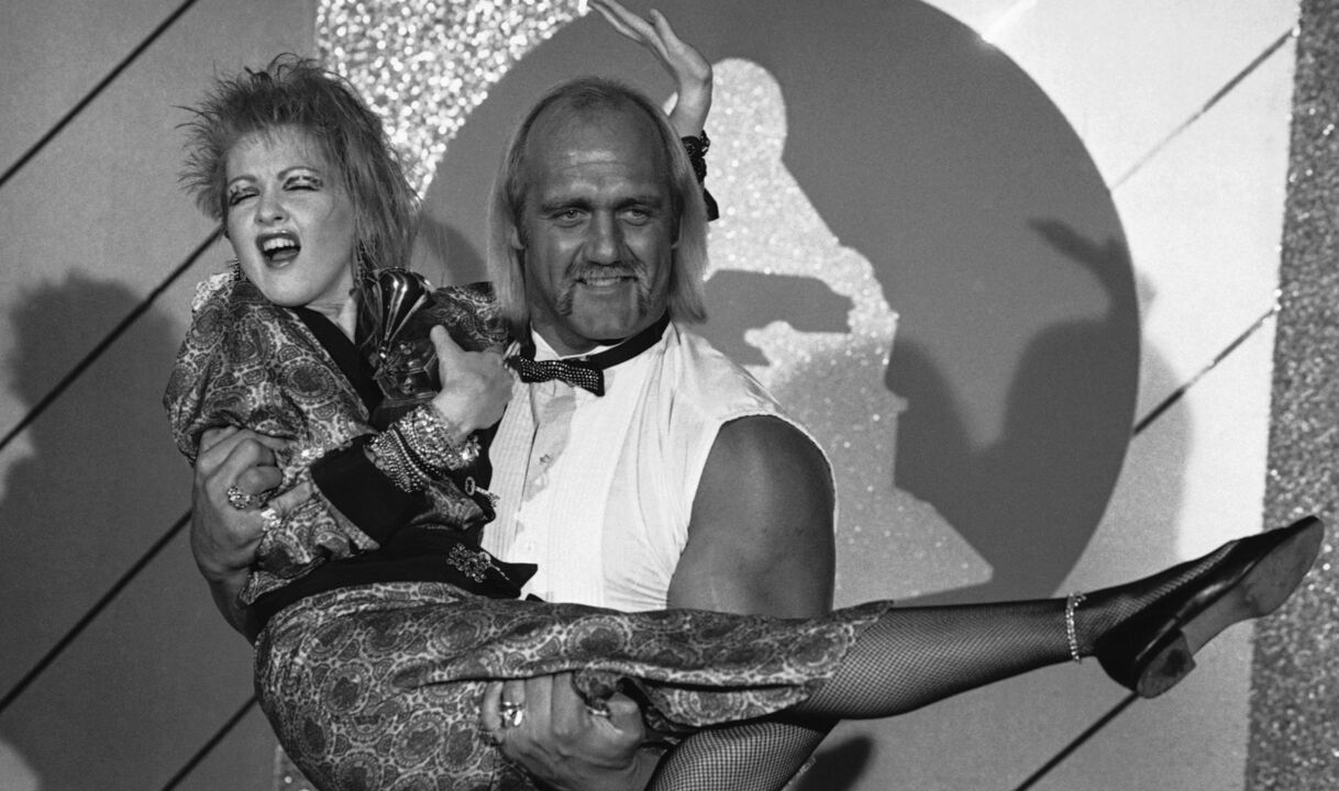 Hulk Hogan carrega Cyndi Lauper num evento