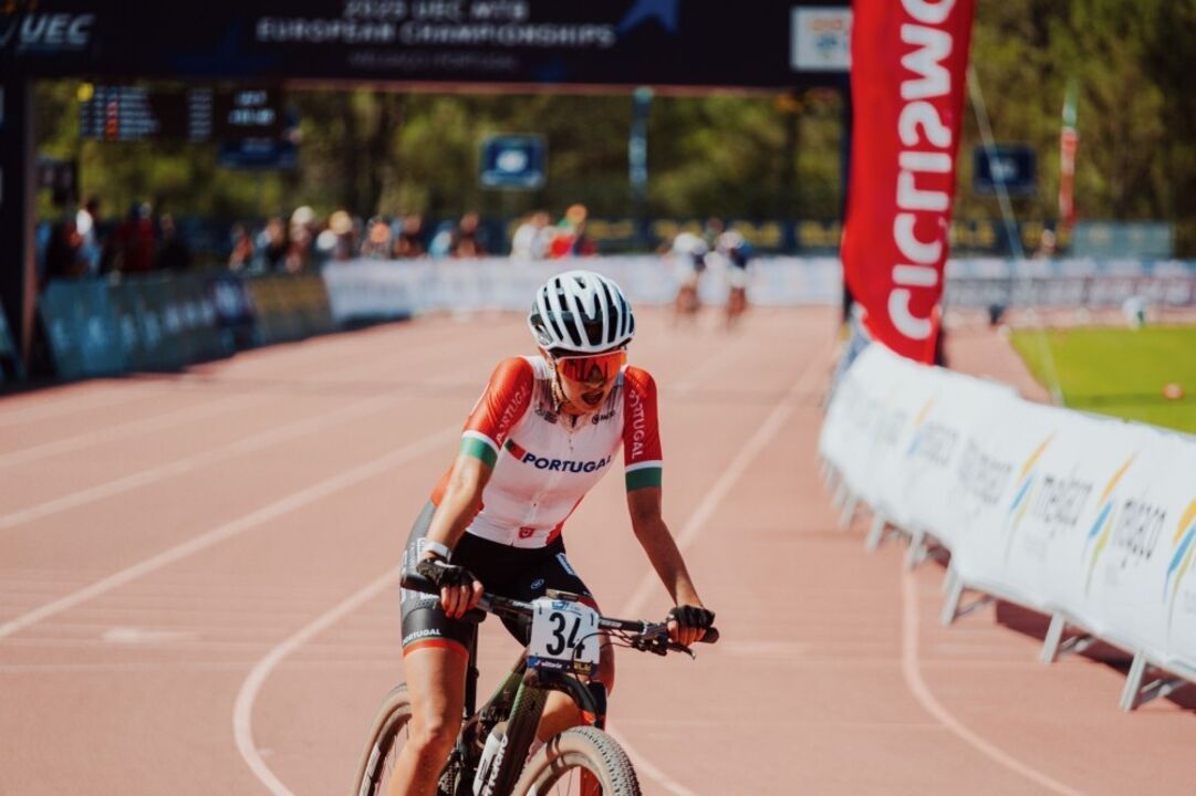 Ana Santos compete no cross country curto em Melgaço, no Campeonato da Europa de BTT