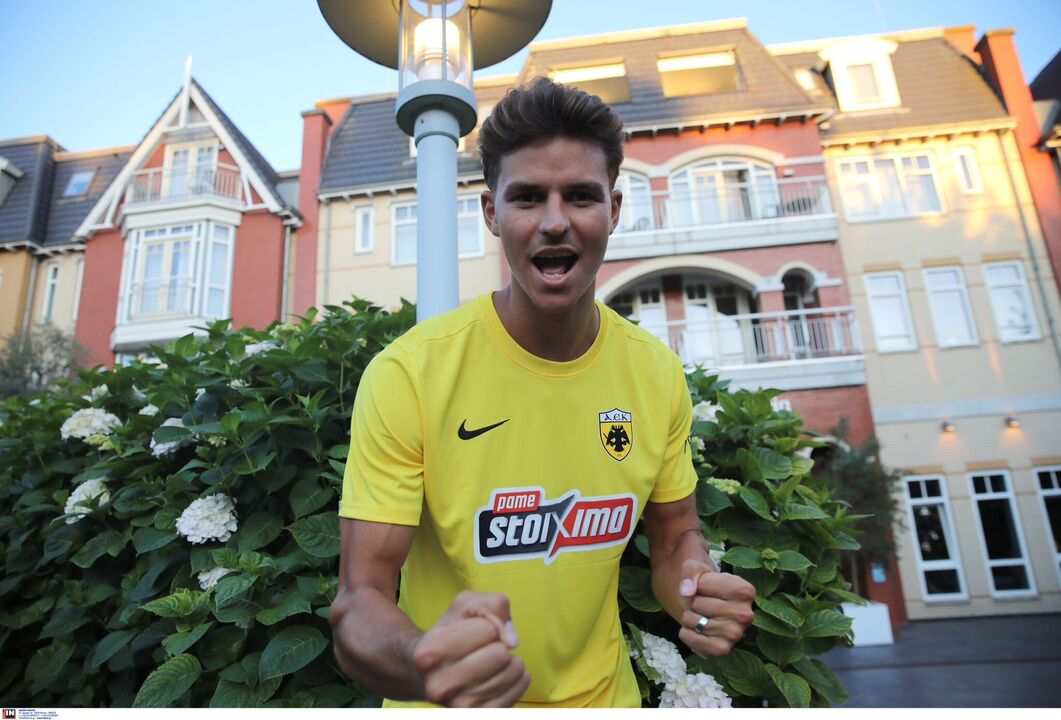 Filipe Relvas na apresentação pelo AEK