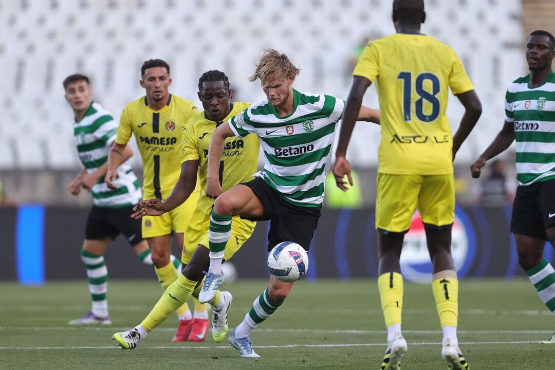 Jogo de futebol entre Sporting e Villarreal