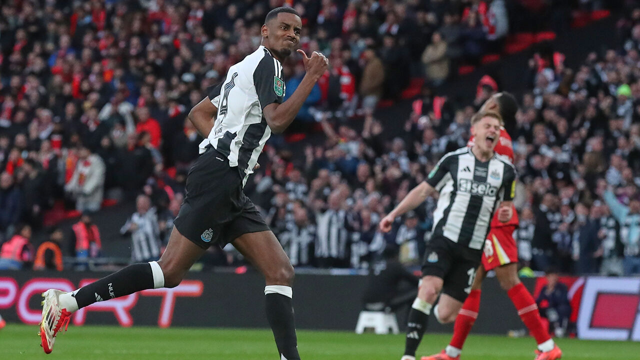 Alexander Isak está a ser cobiçado pelo Al Hilal com um salário elevado