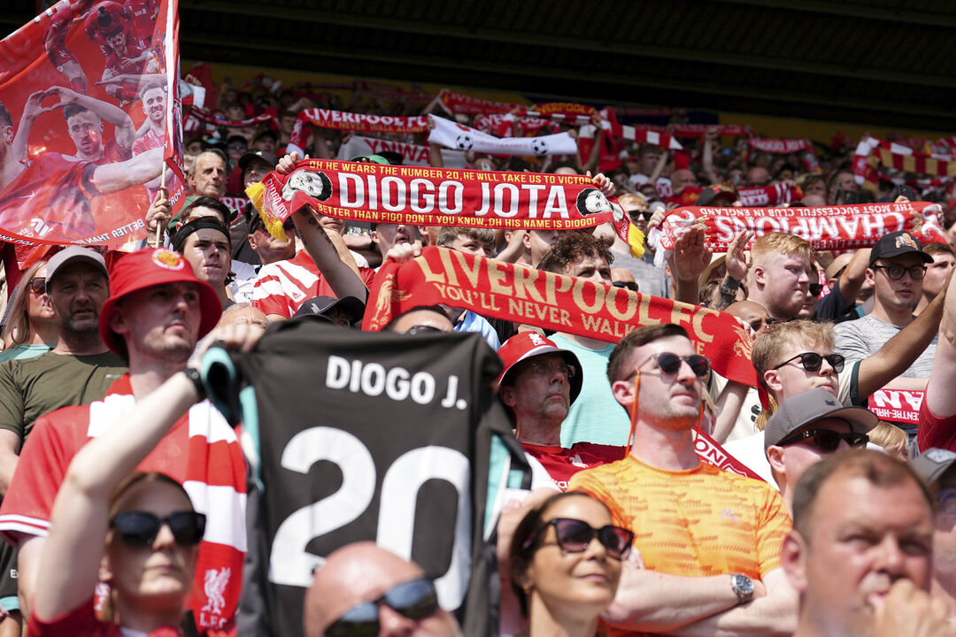Adeptos do Liverpool homenageiam Diogo Jota 