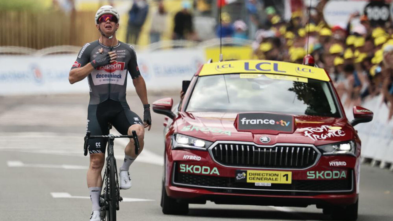 Kaden Groves vence etapa do Tour em França, Pogacar mantém liderança