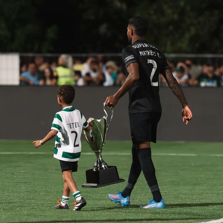 Matheus Reis celebra troféu com filho: "Momentos para sempre".
