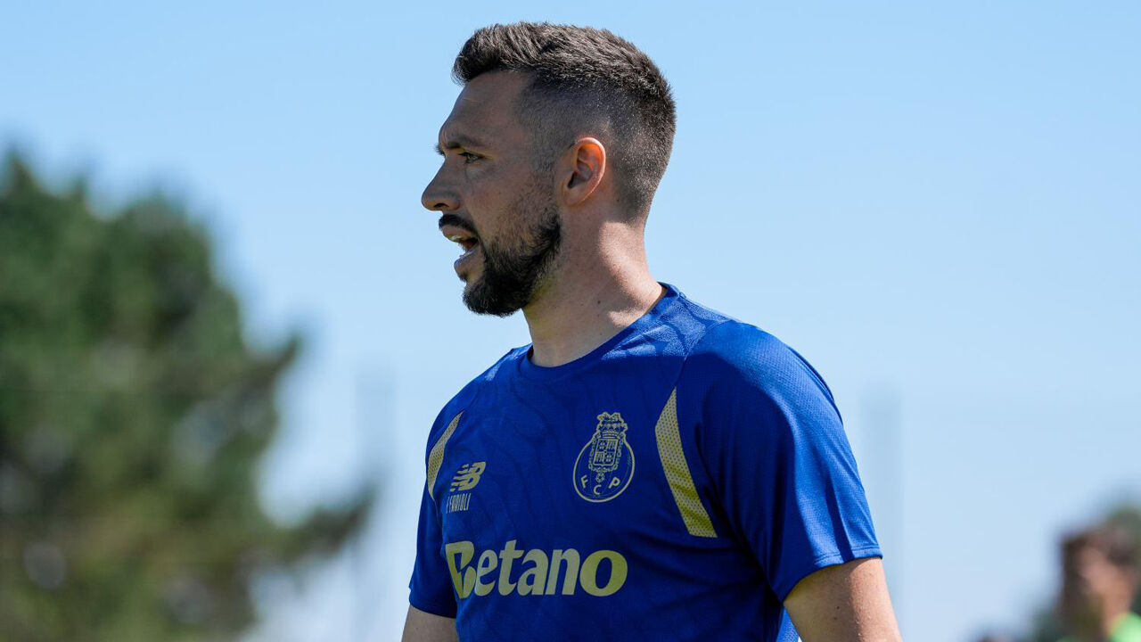 FC Porto de Farioli mostra-se aos adeptos frente ao Twente