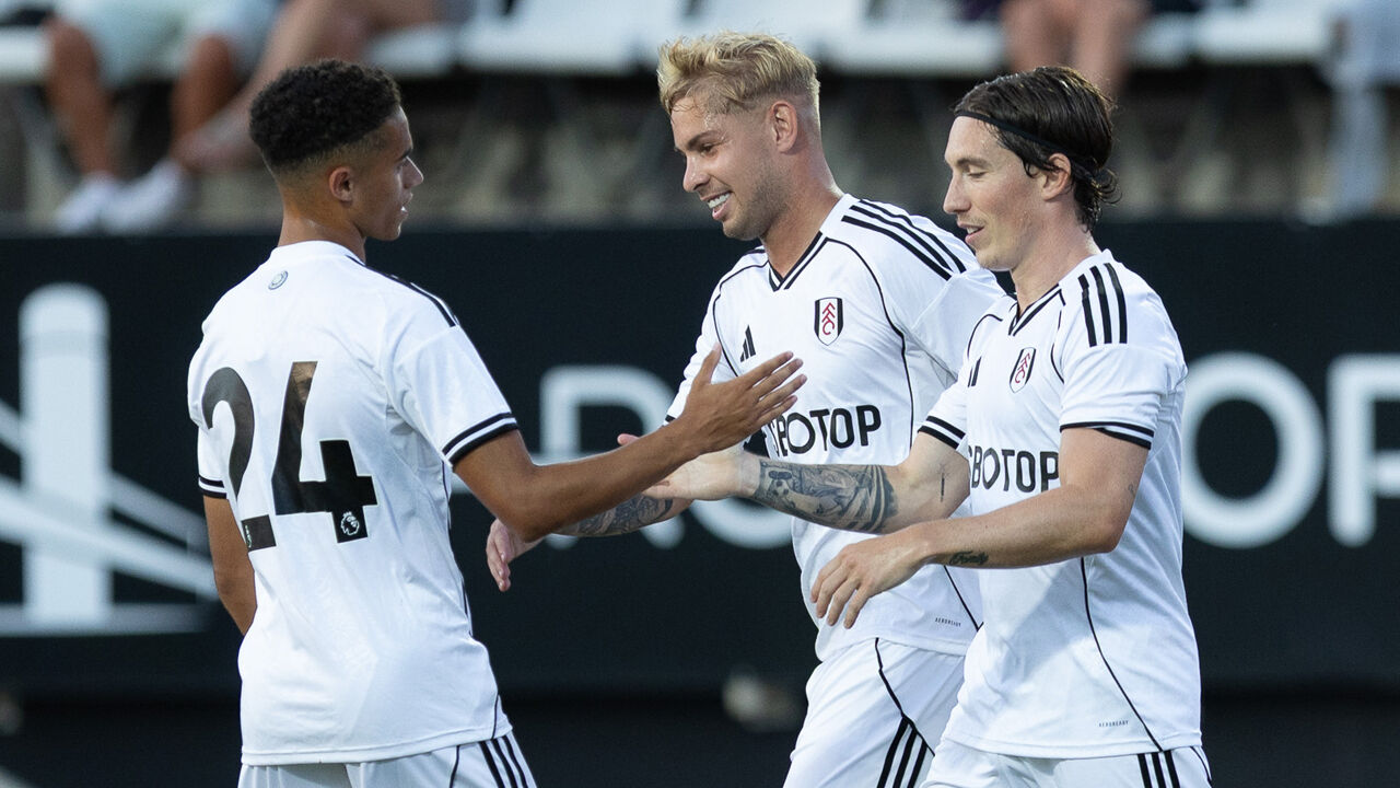 Jogadores do Fulham festejam durante a vitória sobre o Nottingham