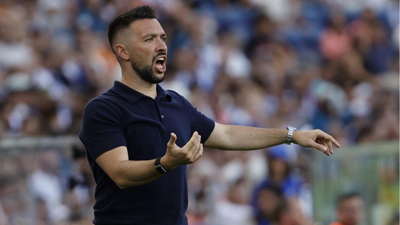 Francesco Farioli dá instruções aos jogadores do FC Porto