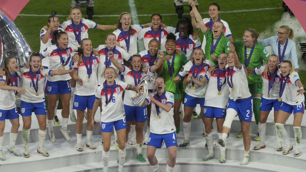 Jogadoras inglesas festejam a vitória frente à Espanha