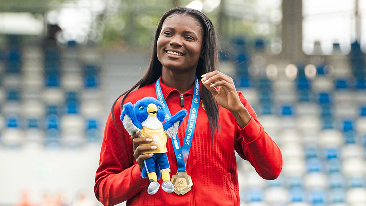 Atleta portuguesa celebra medalha nos Jogos Mundiais Universitários na Alemanha