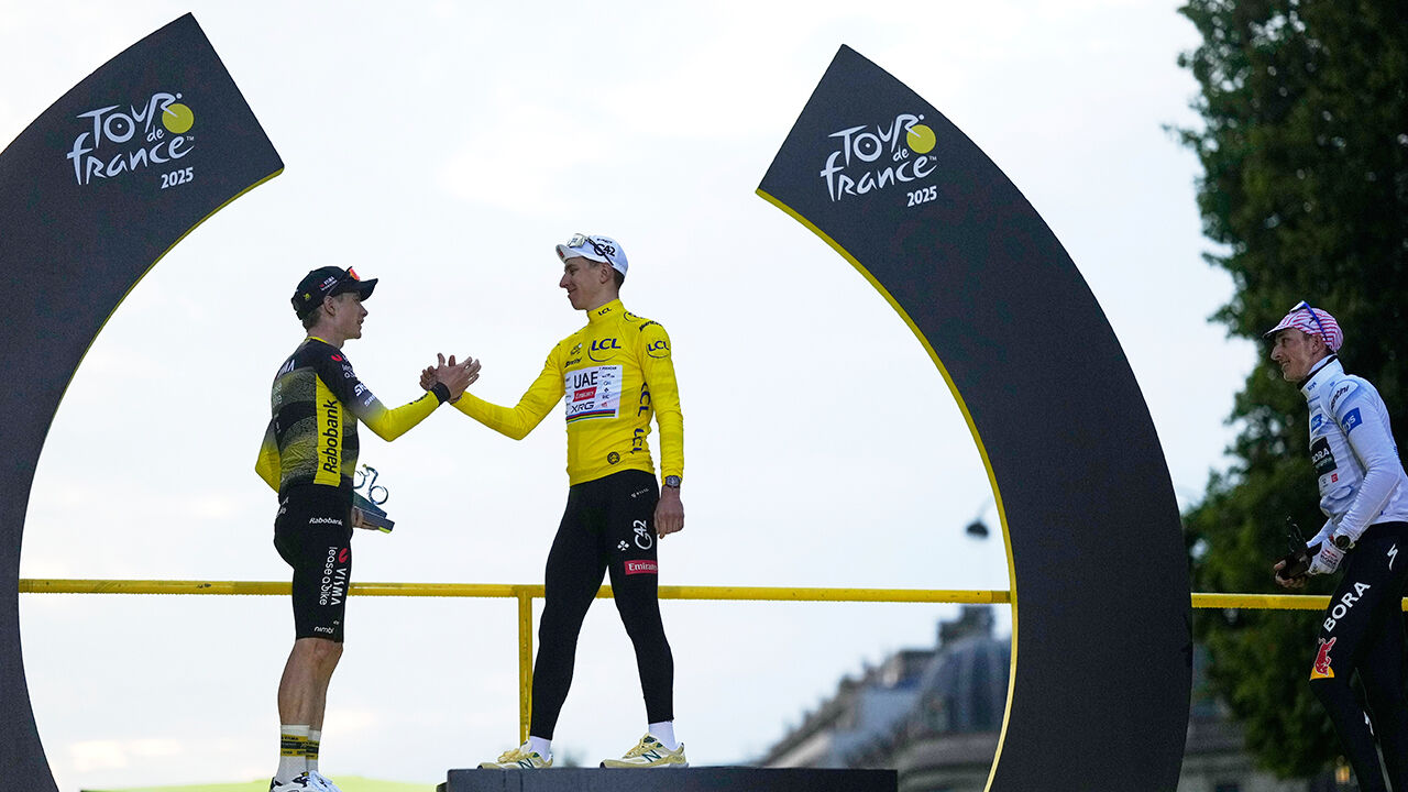Vingegaard e Lipowitz no pódio do Tour de France 2025