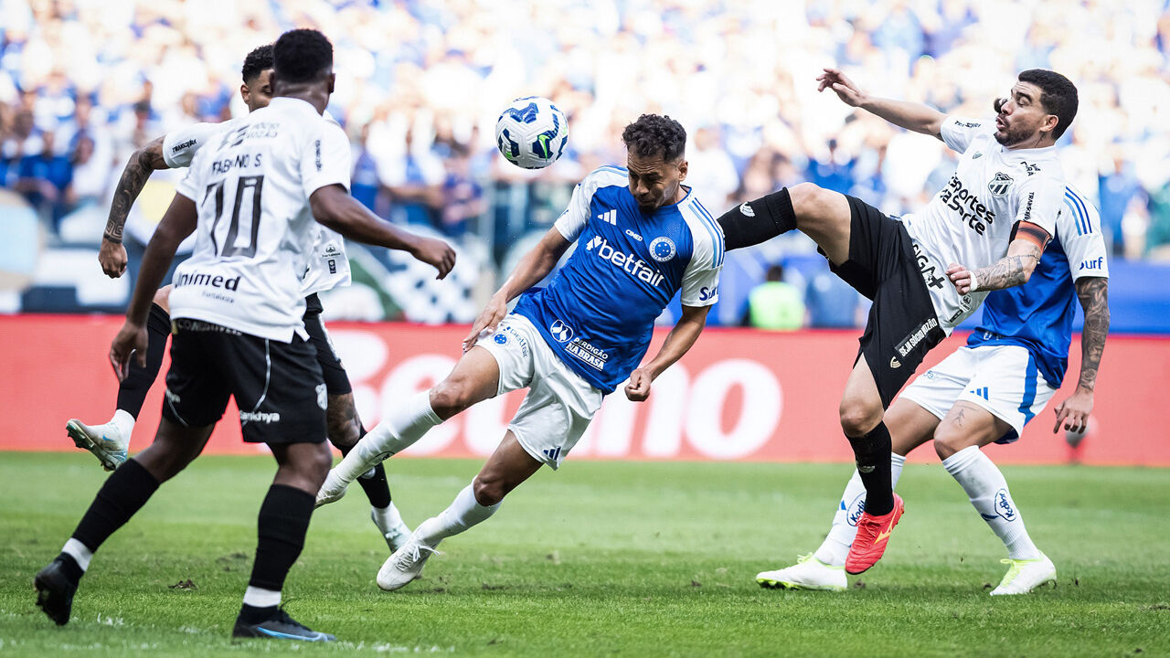 Os jogadores em ação durante o Cruzeiro-Ceará