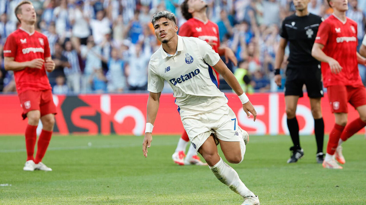 Jogo entre FC Porto e Twente com destaque para um jogador do FC Porto