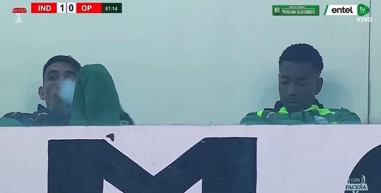 Jogador do Oriente Petrolero apanhado a fumar no estádio em jogo da Copa Paceña