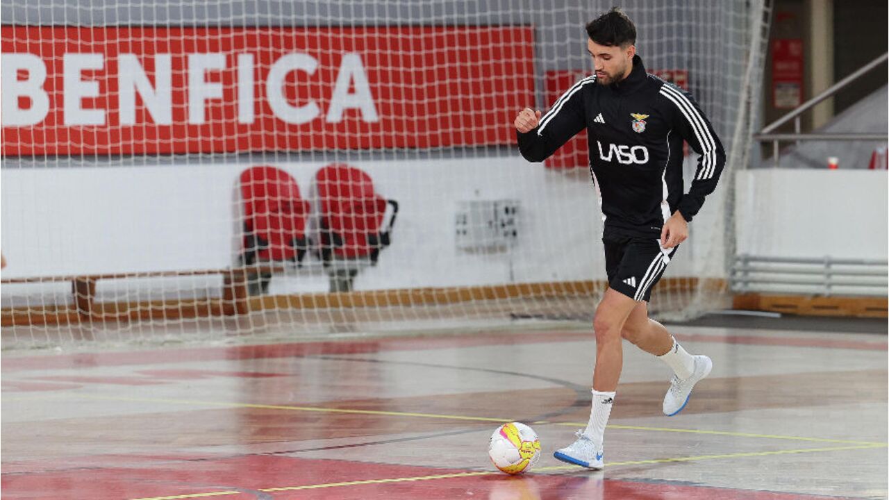 Jogador do Benfica treina em campo