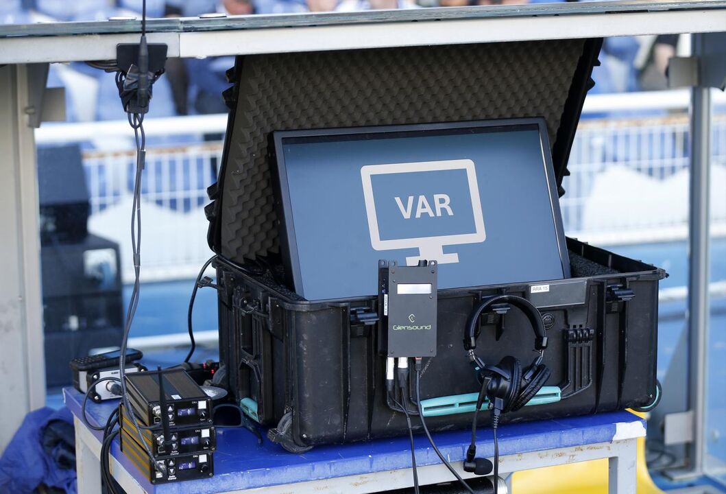 Equipamento VAR usado na reunião de árbitros da federação escocesa.
