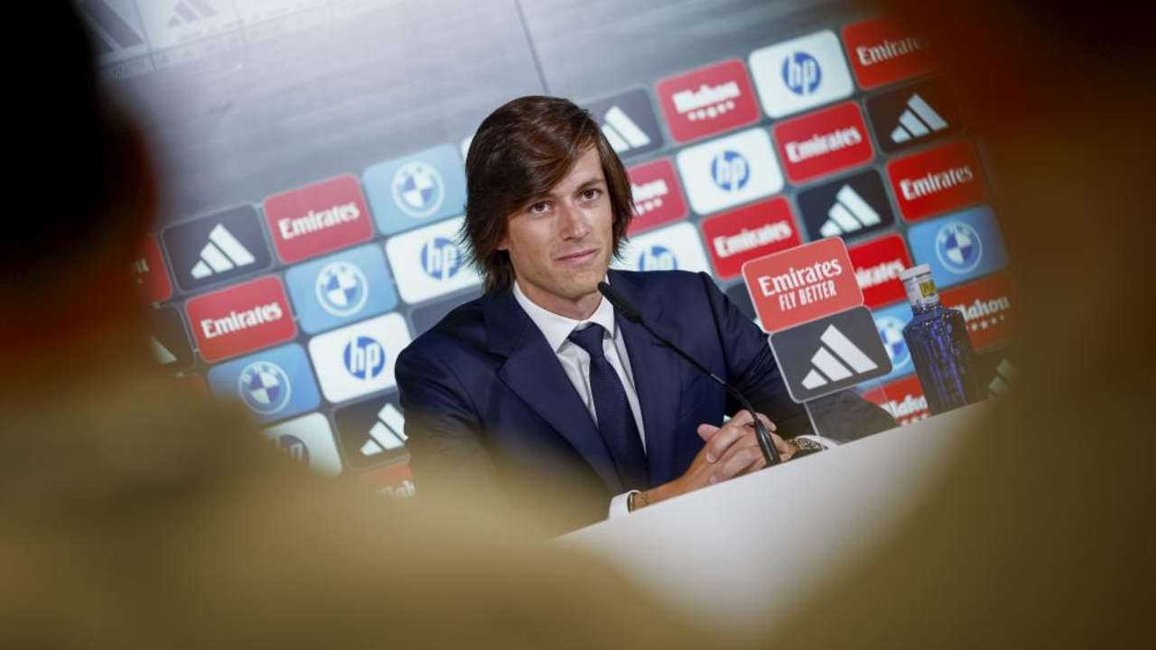 Jesús Vallejo numa conferência de imprensa