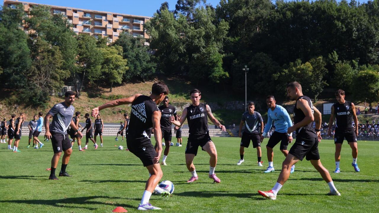 Jogadores do Vitória de Guimarães treinam num campo relvado