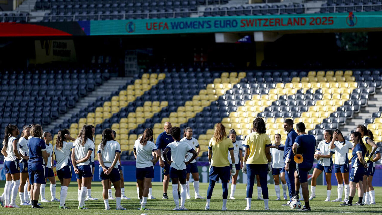 Francisco Neto fala às jogadores durante um treino da Seleção Nacional feminina