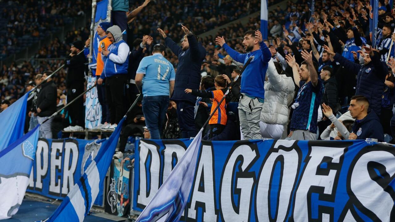 Adeptos do FC Porto apoiam a equipa no estádio
