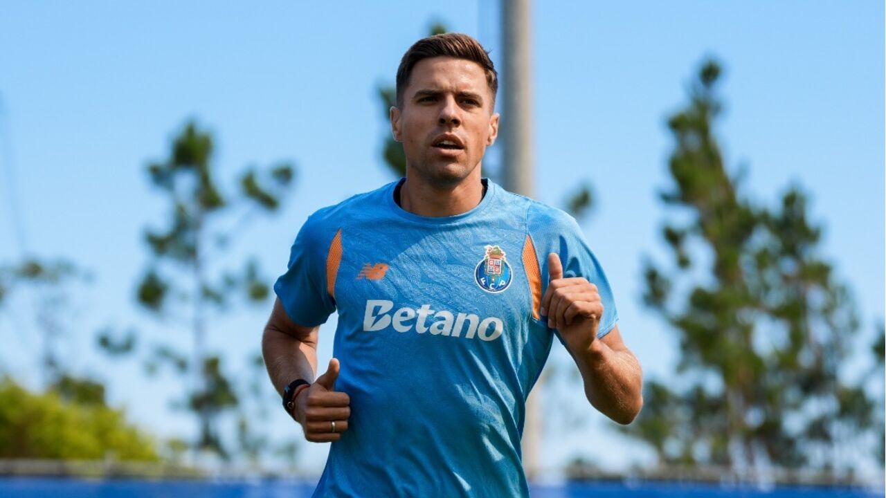 Jogador do FC Porto treina antes do jogo com Famalicão