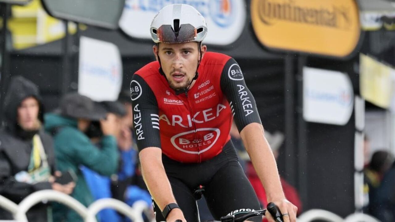 Ciclista da equipa Arkéa Samsic compete numa prova