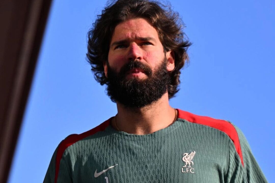 Alisson, guarda-redes, deixa estágio do Liverpool por motivos pessoais.
