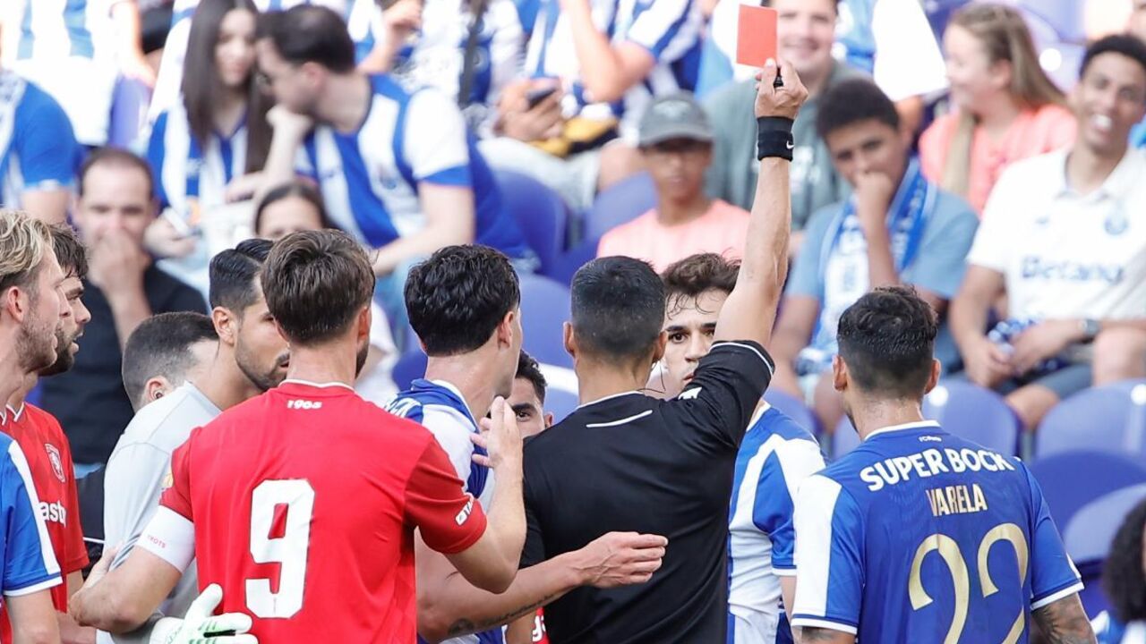 Árbitro mostra cartão vermelho durante jogo particular do FC Porto no Olival