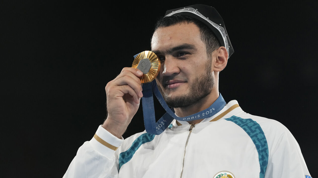 Lazizbek Mullojonov com a medalha conquistada em Paris'2024