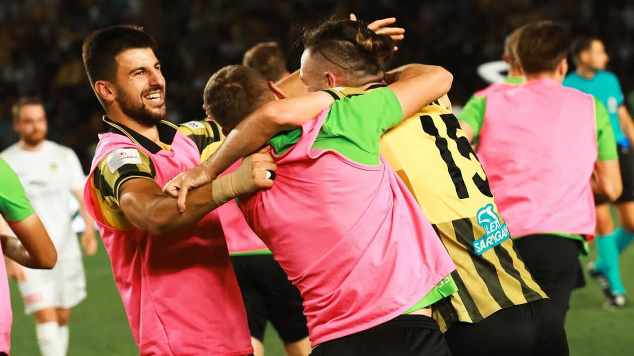 Jogadores do Kairat festejam frente ao KuPS