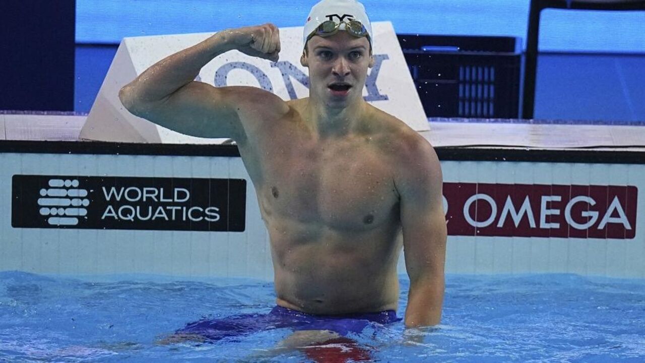 Léon Marchand bate recorde mundial nos 200 estilos nos Mundiais de Singapura