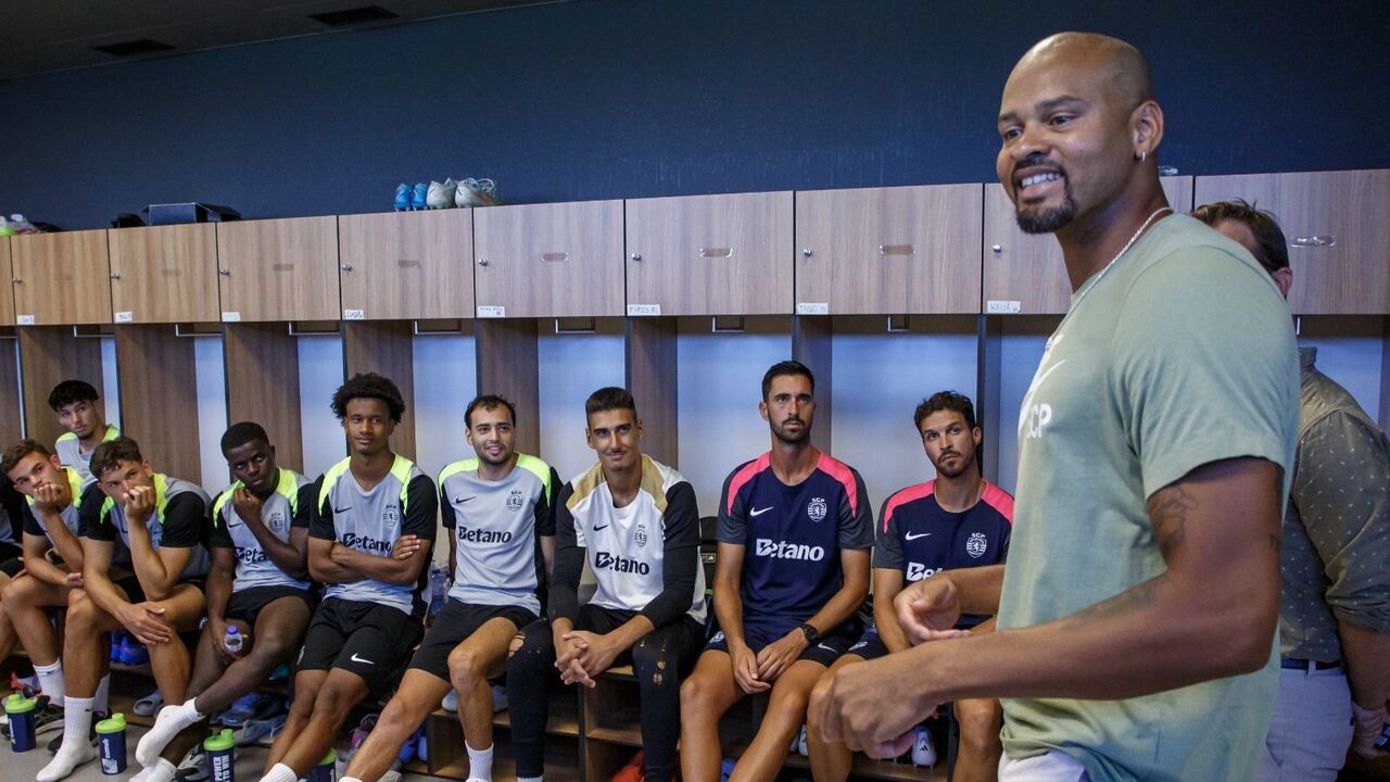 Edson Valencia motiva equipa B do Sporting CP com discurso no balneário.
