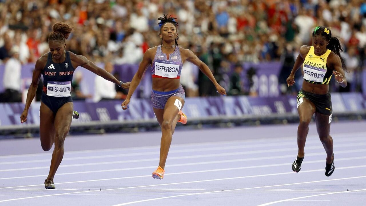 Atletas competem em prova de atletismo em Paris 2024