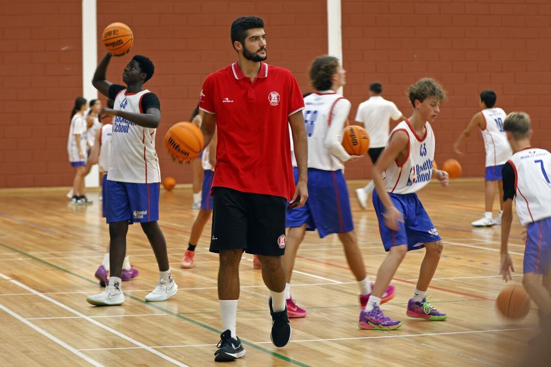 Ricardo Mateus com jovens praticantes durante o último dia do campo