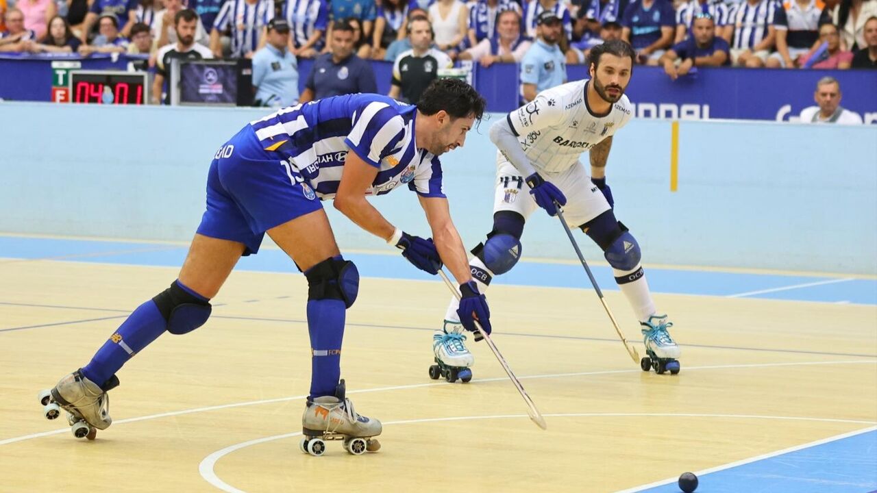 Jogo de hóquei em patins com atletas em ação