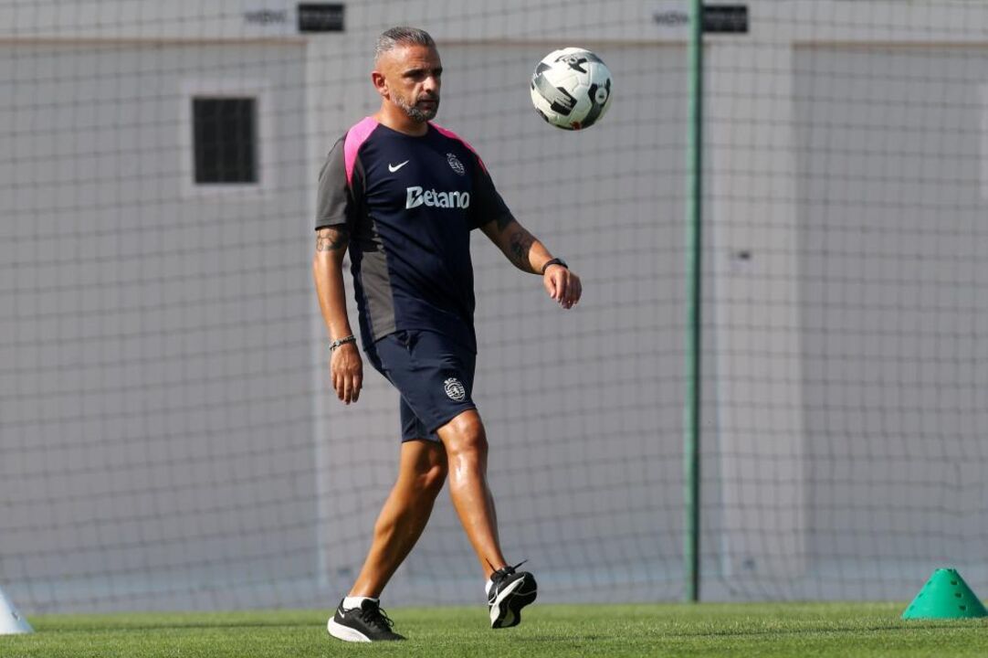 Rui Borges orienta treino do Sporting com bola