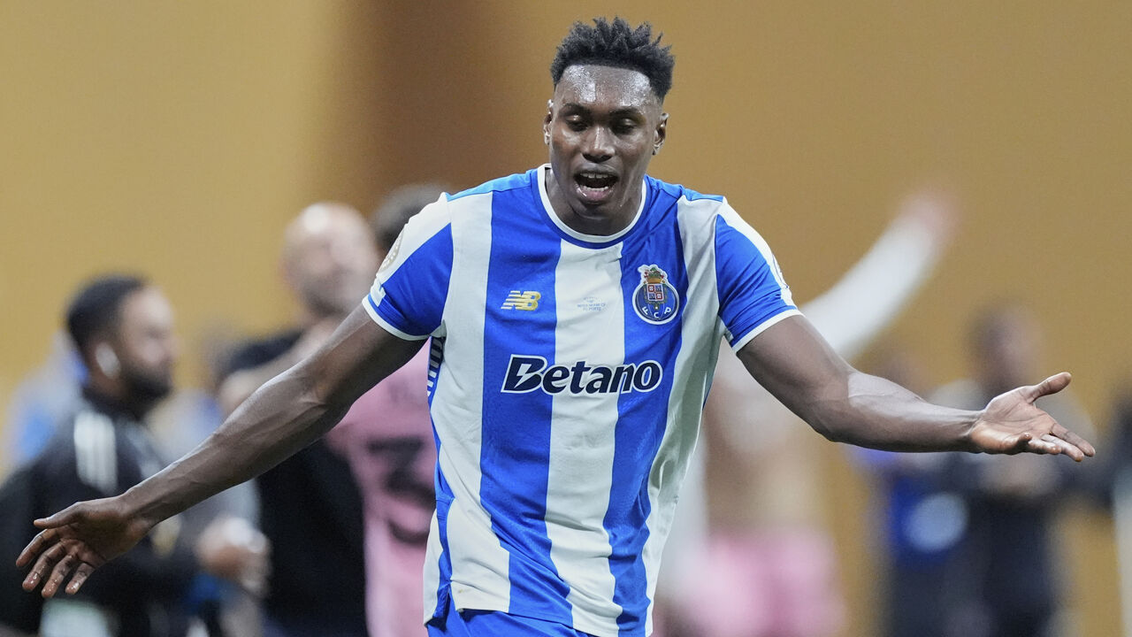 Perfil de Samu agrada ao Aston Villa